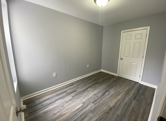 Building Photo - 1911 Fontain St