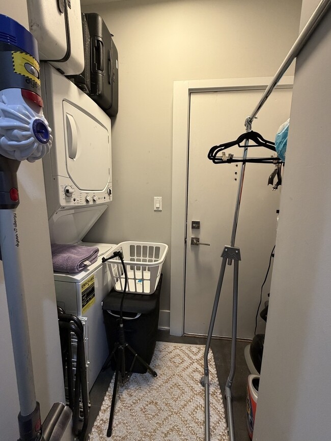 Building Photo - 1472 W Erie St