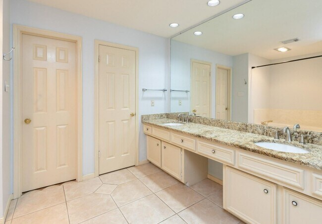 Building Photo - 3926 Oak Gardens Dr