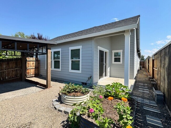 Building Photo - SINGLE LEVEL 3 BEDROOM/ UPGRADES W/ EASY M...