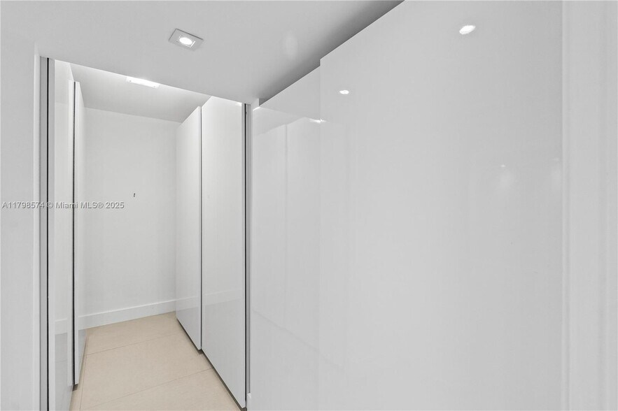 Building Photo - 1541 Brickell Ave