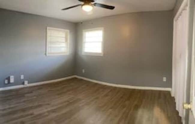 Building Photo - $0 First Month's Rent / $0 Deposit at Move-in
