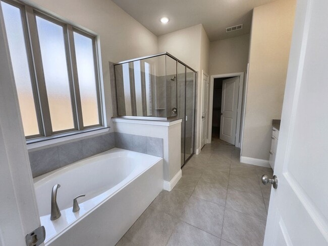 Building Photo - Gorgeous 4-Bedroom Home in Woodbridge Esta...