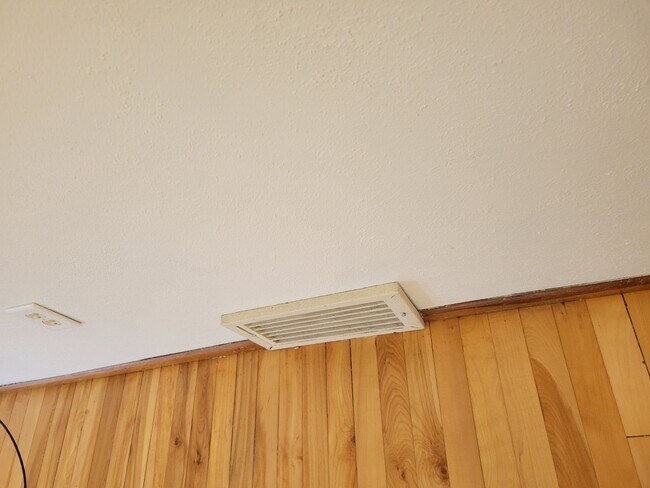 Building Photo - 2 Bedroom House