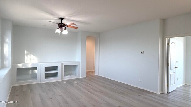 Building Photo - 1289 E Iris Dr