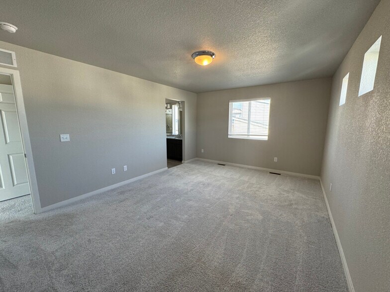 Building Photo - 5748 Thurless Ln