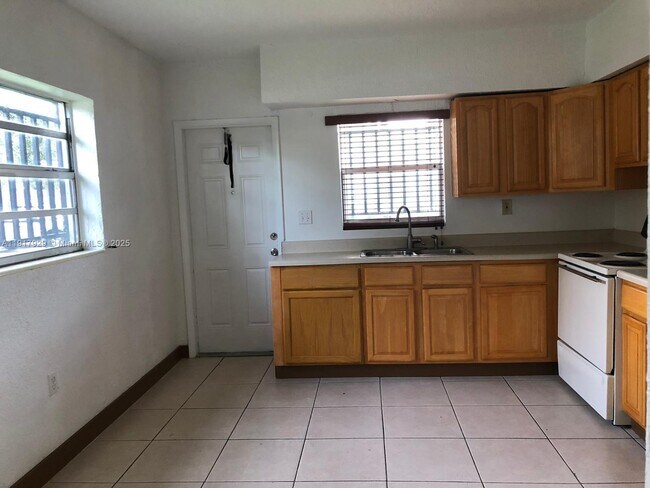 Building Photo - 1995 NE 167th St