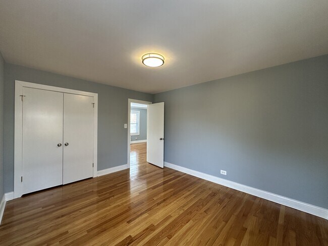 Building Photo - 2750 W North Shore Ave