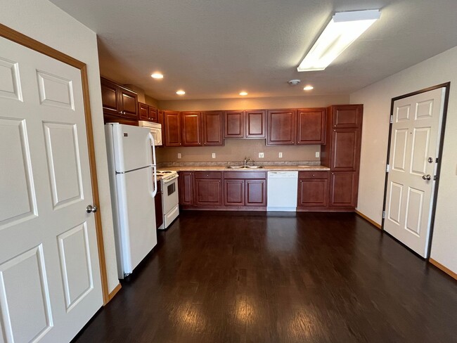 Building Photo - 2 Bed 1 Bath Single Stall Garage