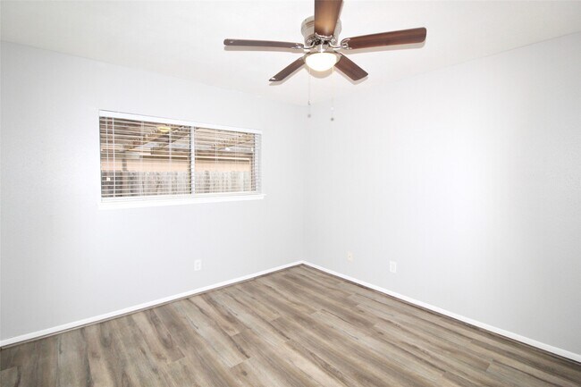 Building Photo - 2126 Highland Hills Dr