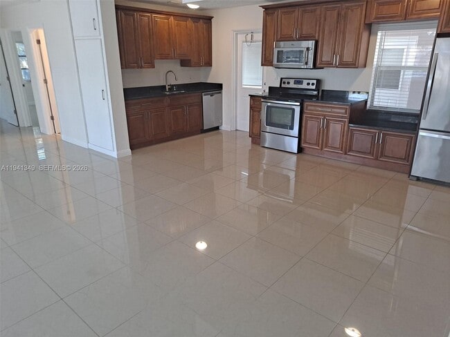 Building Photo - 335 SW 18th Ave