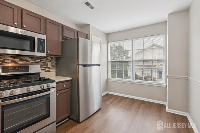 Building Photo - 121 Giera Ct