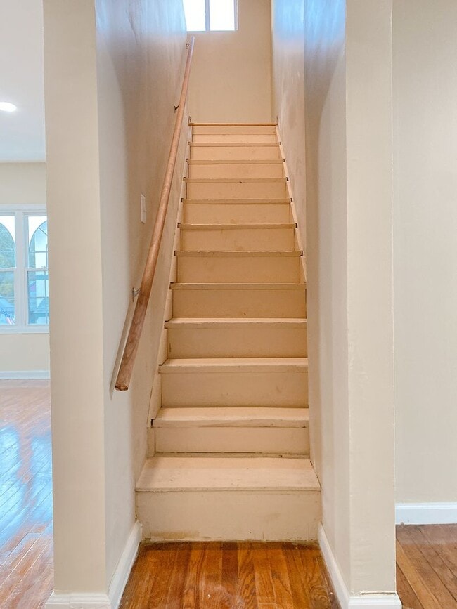 Building Photo - Beautifully updated 5 bed 2 bath house $2200 *MOVE IN SPECIAL*