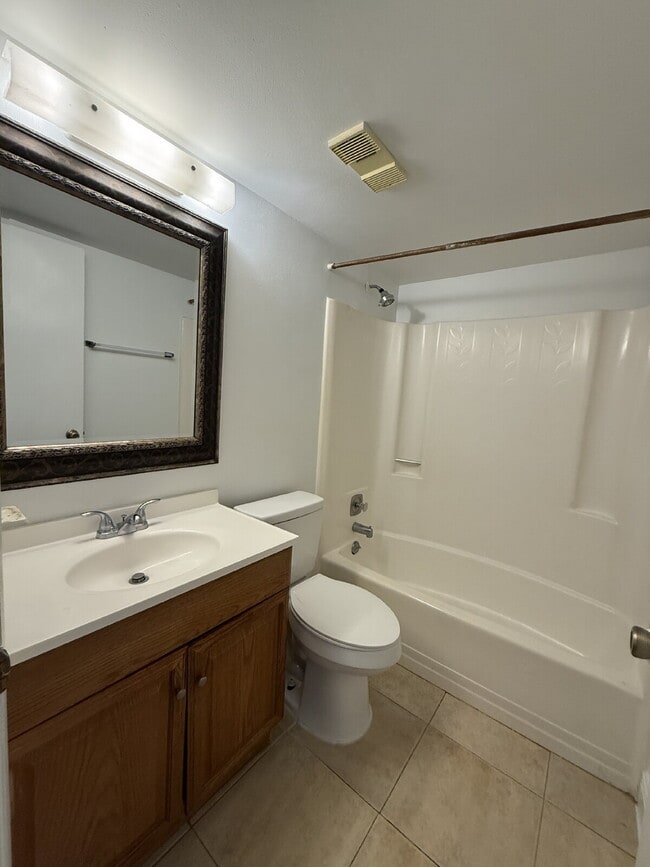 Building Photo - 2 bedroom, 2 bathroom in College Pines!
