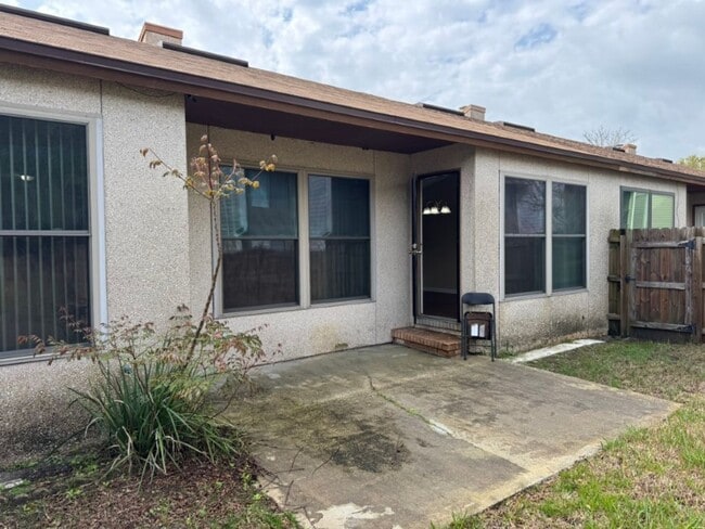 Building Photo - Home For Rent