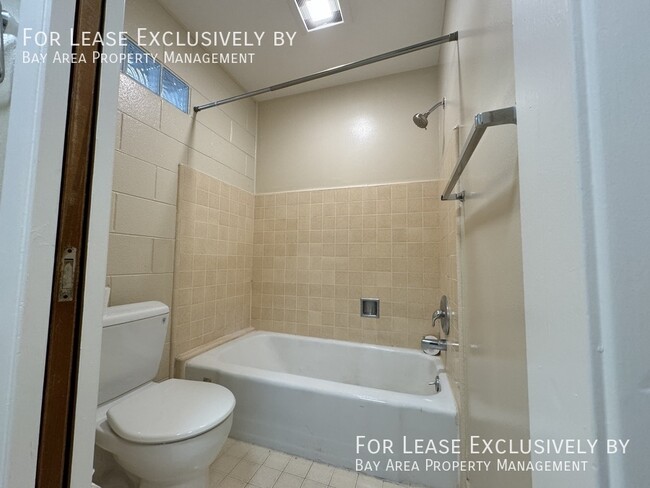 Building Photo - Bright studio with enclosed patio in great...