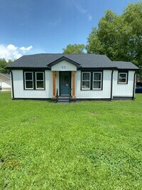 Building Photo - Charming 2-Bedroom Oasis with Full Bath in Pelzer's Heart!