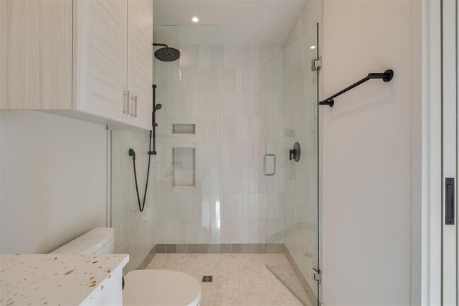 Building Photo - 1303 N Dewey Ave