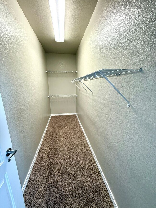 Building Photo - Move in Special! Half off 1st Month's Rent- Great 3 Bedroom Duplex near the Kingman Hospital!