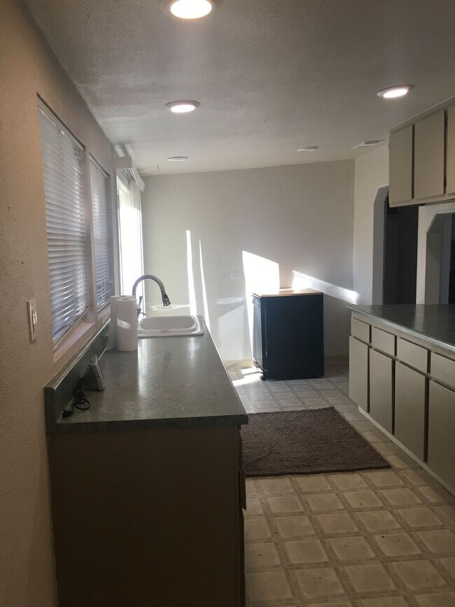 Building Photo - Paradise Cozy 2 bed one bath off of upper ...