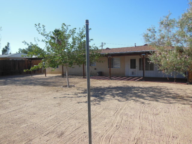 Building Photo - Quiet neighborhood and great views!