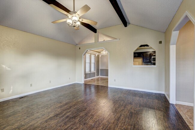 Building Photo - 3 Bed 2 Bath in OKC!