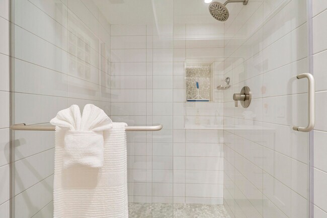 Building Photo - 438 Brackenwood Ln S