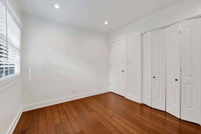 Building Photo - 2627 N Ridge Ave