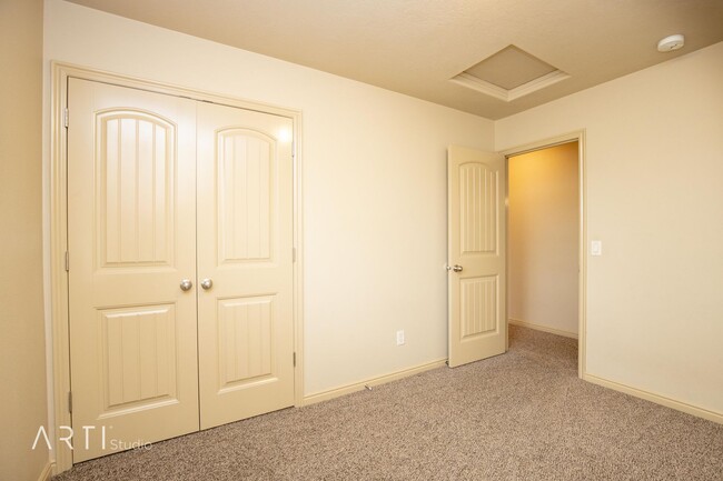 Building Photo - Move in Special 3 Bedroom 2.5 Bathroom In ...