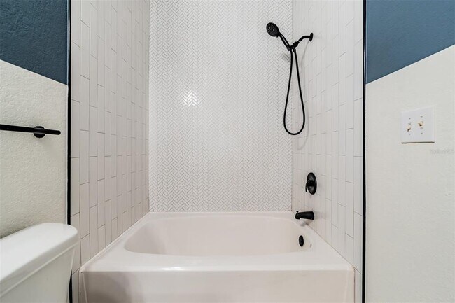 Building Photo - 10108 Courtney Oaks Cir