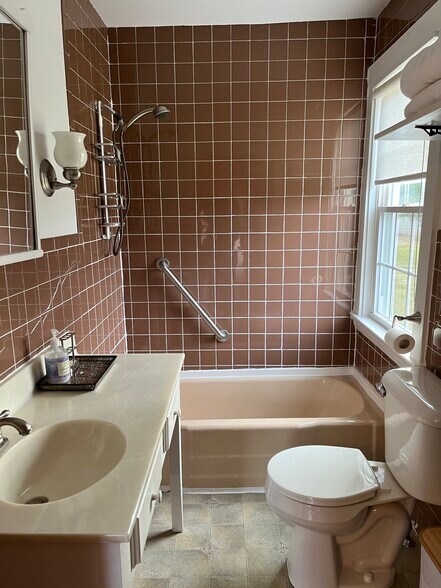 Building Photo - 9 Dunbar Dr