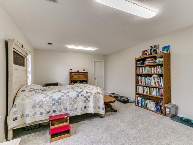 Building Photo - This stunning 4-bedroom, 3.5-bathroom home...