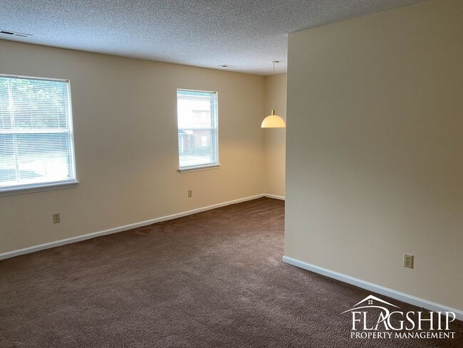 Building Photo - One Bedroom Cadwell Ct Unit