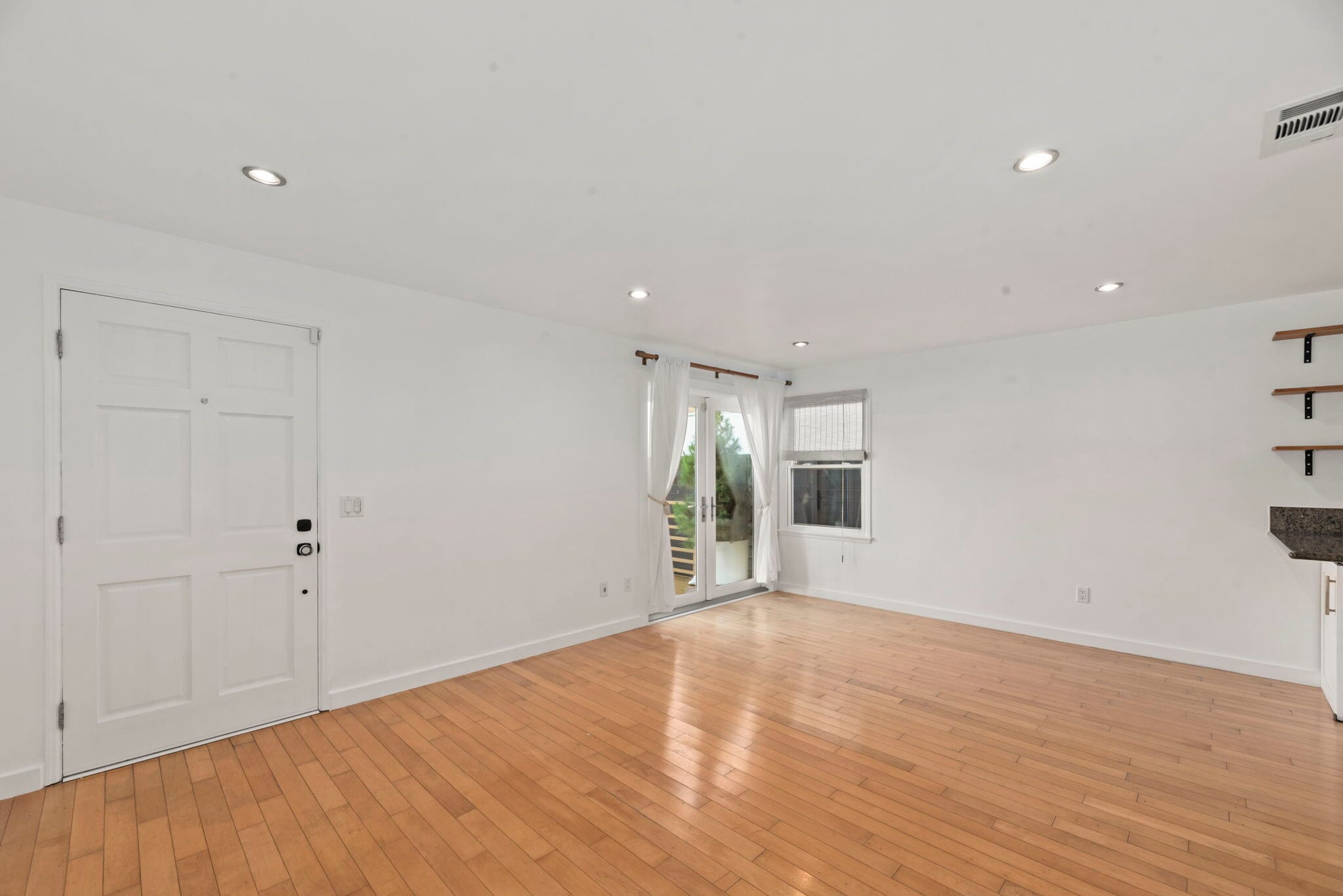 Building Photo - 662 Rosecrans Ave