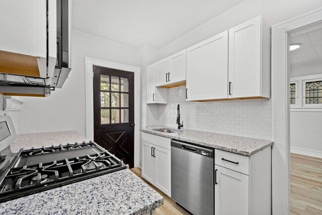 Building Photo - Beautiful 3 bedroom home in Crafton Heights available May 1!