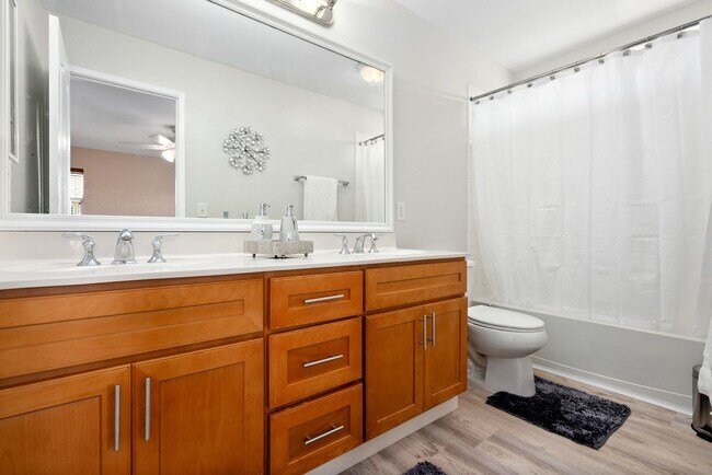 Building Photo - Welcome to this bright and inviting 3 bedroom