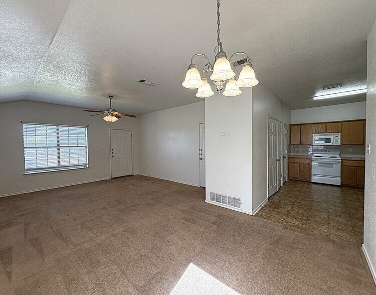Building Photo - 2706 Ashley Dr