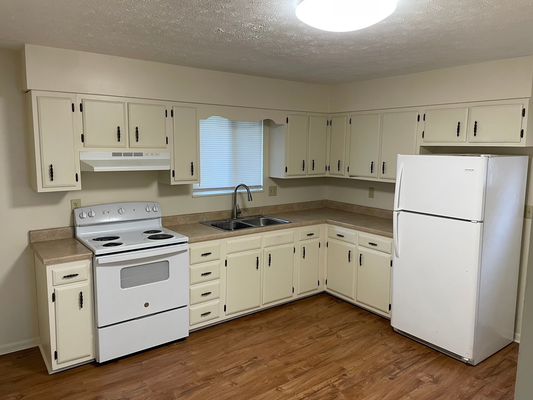 Building Photo - 204 E 9th St