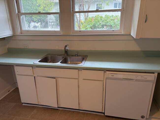 Building Photo - Terrific Fairfax Location**Washer/Dryer**Yard**Storage**Parking**