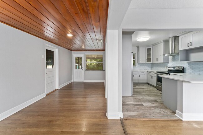 Building Photo - Charming & Updated 2/2 Home in Colonial Ac...
