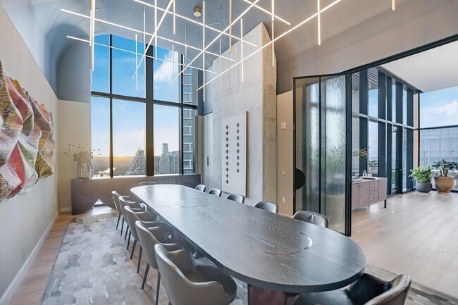 Building Photo - 610 Davis St