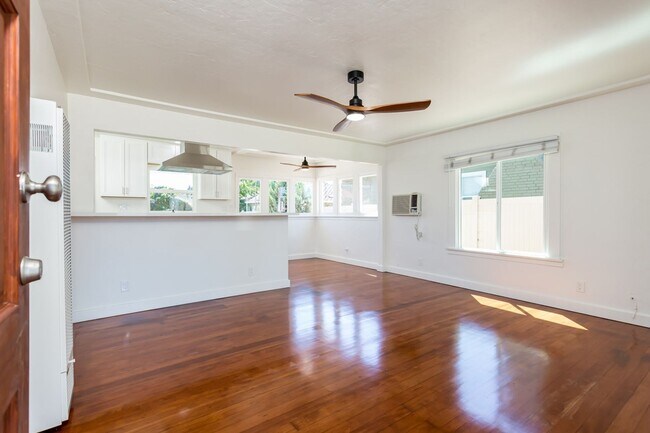 Building Photo - 303 S Sunshine Ave