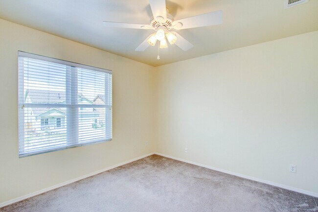 Building Photo - Impeccable 5 Bedroom Home with Mountain Views