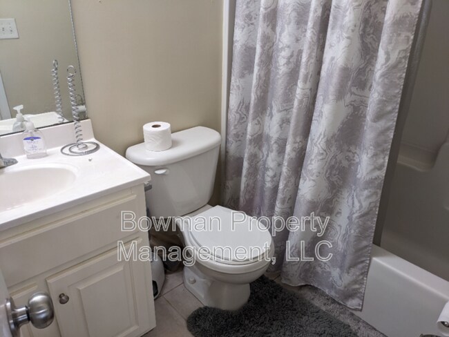 Building Photo - 490 S Barnett Shoals Rd