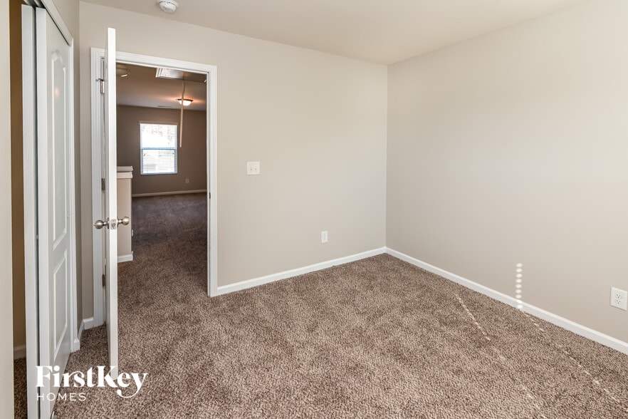 Building Photo - 8929 Lilac Tree Ave