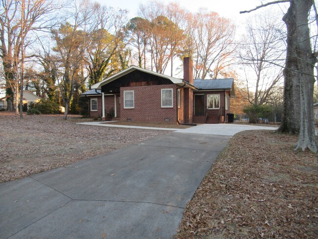 Building Photo - Three  Bedroom Brick Ranch in Downtown Lin...