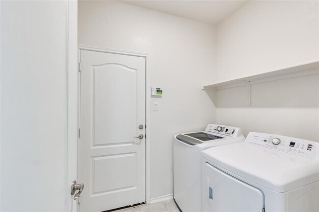 Building Photo - 2007 Fretboard St