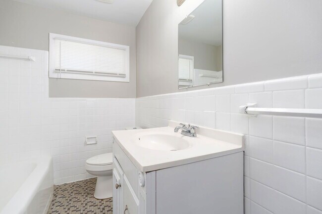 Building Photo - 1236 Oakwood St