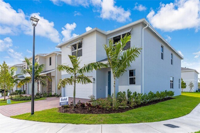 Building Photo - 615 NE 1st Ave