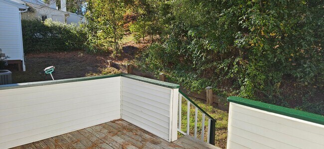 Building Photo - Darling 2br 2ba One Level Living Townhome ...